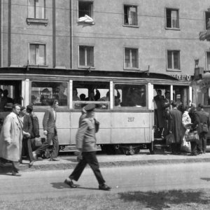 Miskolc, Bajcsy-Zsilinszky utca, villamosmegálló a Soltész Nagy Kálmán (Kun Béla) utcánál- 1957(Forrás: Fortepan/Székács András)
